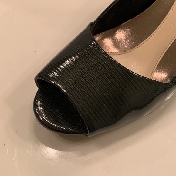 Black peep toe heels. - Picture 5 of 5